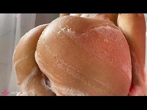 ❤️ Brunette o ipholla litho tsa botona kapa botšehali ho li khotsofatsa Pussy e nang le Vibrator ho ea ho Intense Orgasm in Shower ❤️  ️❤